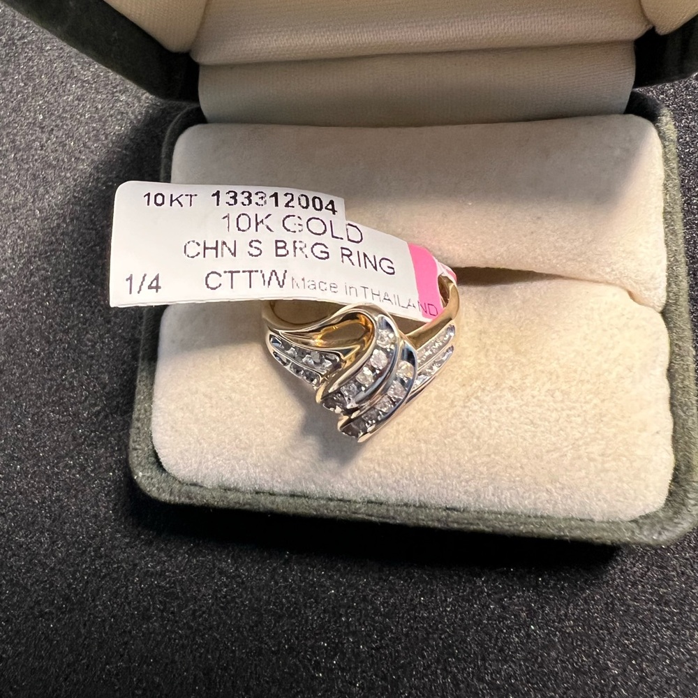 Elegant Gold and Silver Ring with Crystals